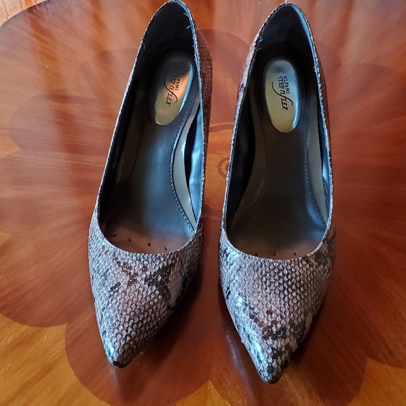 Alfani Snakeskin Design Heels - Picture 2 of 4